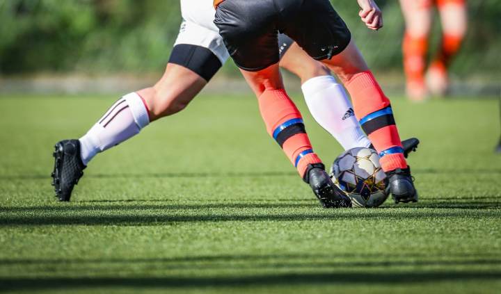 刻意为难、拒签、遭扣留！媒体人怒喷举办国双标，指责FIFA失责